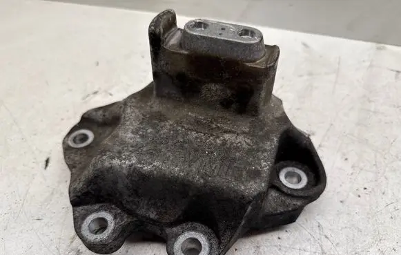 Peugeot 308 Gearbox mounting bracket 9807981780