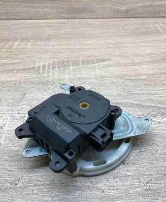 Toyota Avensis T250 Air flap motor/actuator AE0637008610 10D
