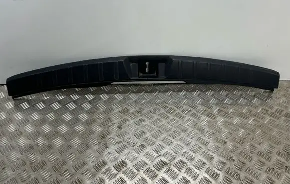 Trunk/boot sill cover protection
