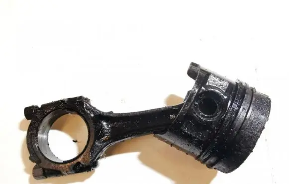 Nissan Serena Piston with connecting rod