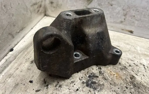 Chrysler 300 - 300C Engine mounting bracket