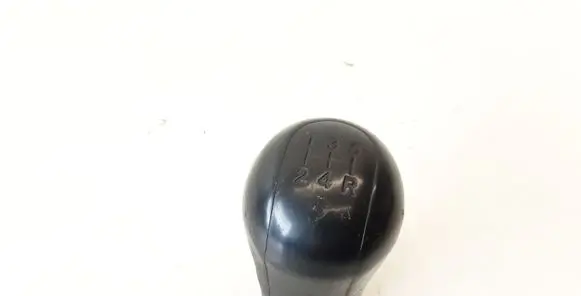 Toyota Avensis Verso Gear lever shifter trim leather/knob