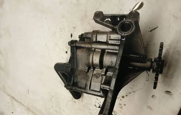 Mercedes-Benz C W203 Oil pump 6061810801