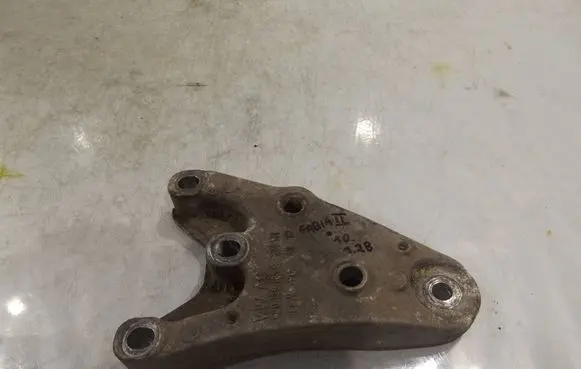 Skoda Fabia Mk2 (5J) Engine mount bracket 6Q0199185S