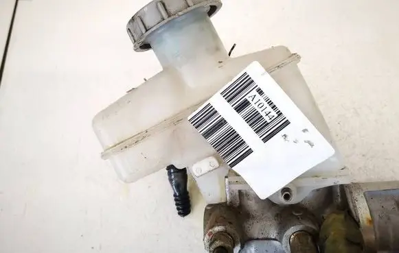 Suzuki Grand Vitara II Brake fluid reservoir 