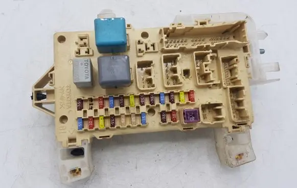 Toyota Corolla Verso AR10 Fuse module 892210F010