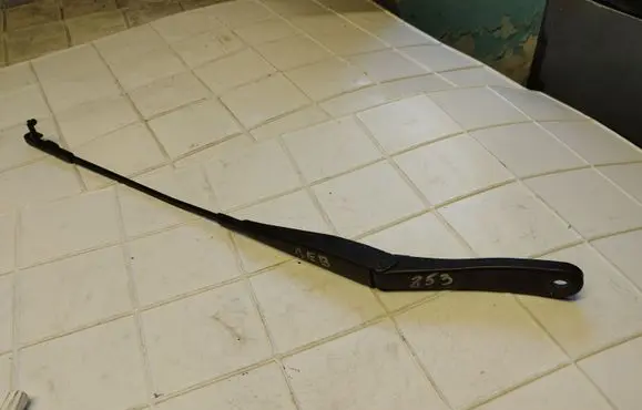 Opel Astra H Front wiper blade arm 13111220LH