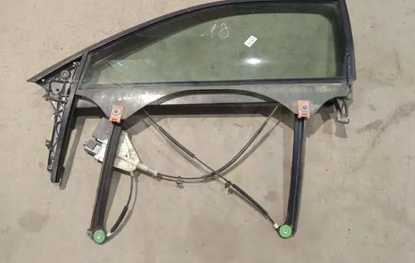 Audi A3 S3 8P Front door window/glass frame