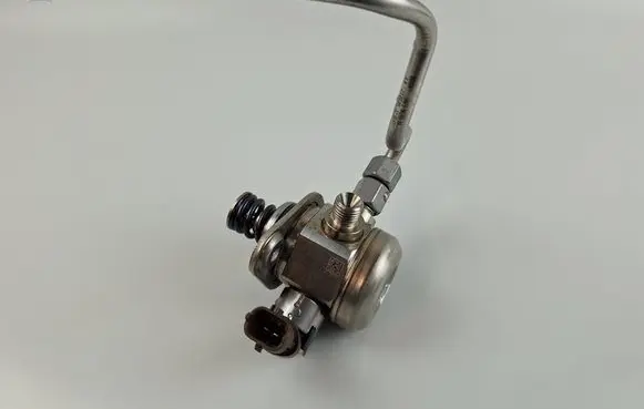 Maserati GranCabrio M145 Fuel injection high pressure pump H4P39D376AB 0261520435