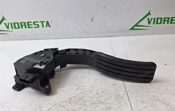 Accelerator throttle pedal