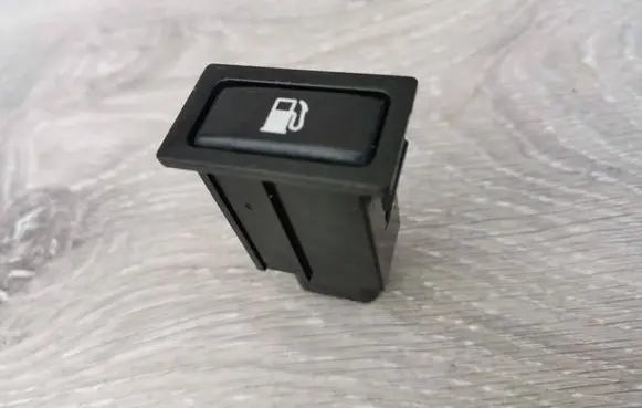 Toyota Avensis T250 Fuel tank opening switch R1567q5
