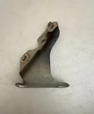 Audi Q7 4L Fender mounting bracket 4L0821135