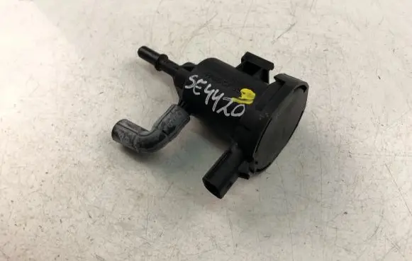 Mercedes-Benz CLA C117 X117 W117 Engine mount vacuum valve A0014760532