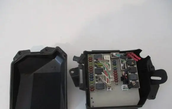 Renault Modus Fuse module 233293D 4K18 2967