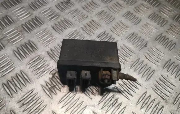 Jaguar XJ X350 Glow plug pre-heat relay 0281003018