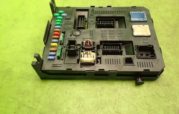 Peugeot 307 Fuse module 9661940480