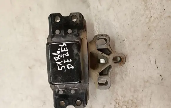 Volkswagen Caddy Engine mount bracket 1K0199555