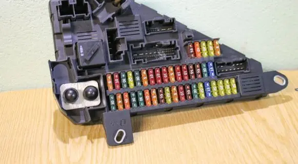 BMW 5 E60 E61 Fuse module 6906619
