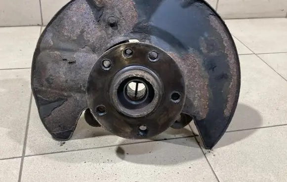 Front wheel hub spindle knuckle