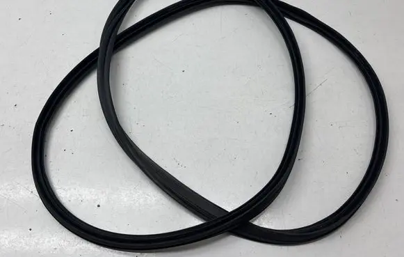 Trunk rubber seal (body)
