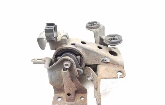 Nissan X-Trail T30 Engine mount bracket