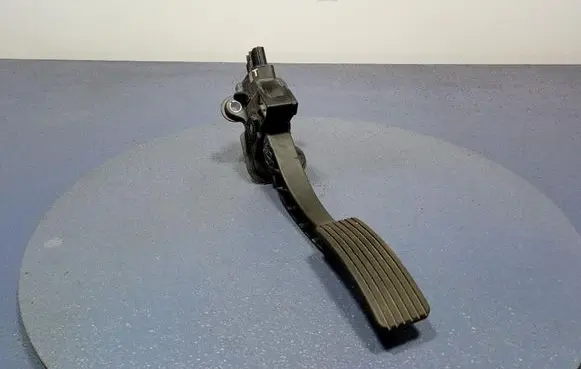 Accelerator throttle pedal