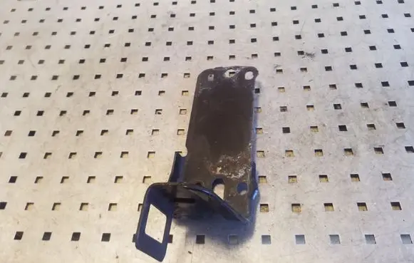 BMW 3 E90 E91 Radiator mount bracket 7117811