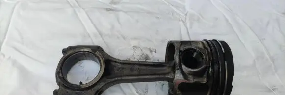 Jeep Cherokee III KJ Piston with connecting rod