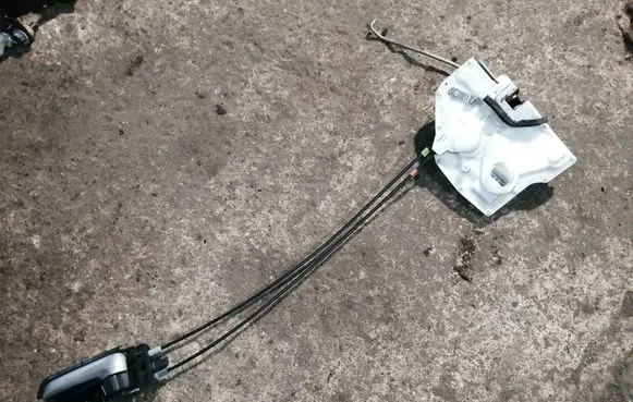 Opel Agila B Front door lock 8220251K60