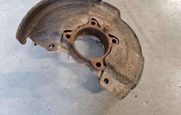 Mitsubishi L200 Front wheel hub spindle knuckle