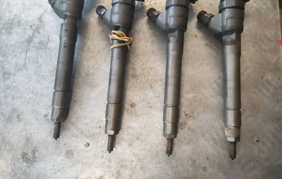 Renault Trafic III (X82) Fuel injectors set H820010553367 0445110414 AAH5CND
