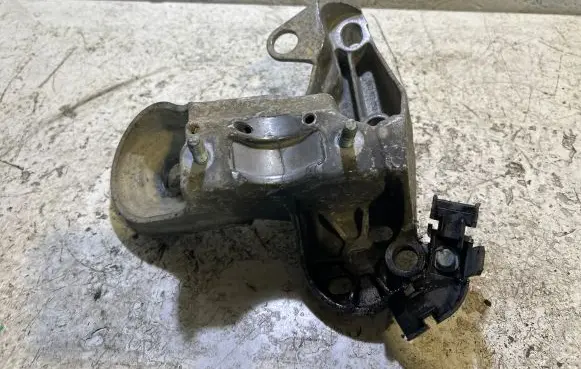 Audi A4 S4 B7 8E 8H Engine mounting bracket 8E0199352F