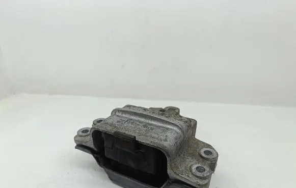 Volkswagen PASSAT B6 Engine mount bracket 3C0199555AA