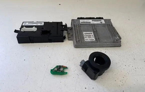 Opel Vivaro Engine ECU kit and lock set 8200278376 8200279876 215840656