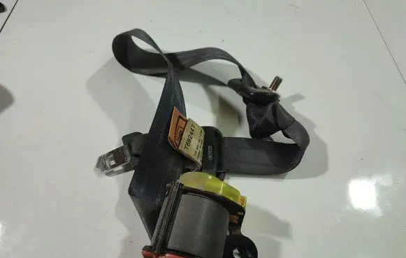Mazda Premacy Middle seatbelt (rear) T89244T