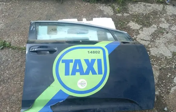 Toyota Avensis T270 Front door