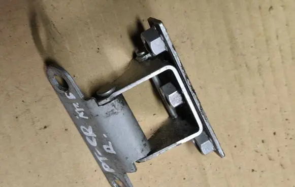 Chrysler PT Cruiser Tailgate/trunk/boot hinge 4724744ADA