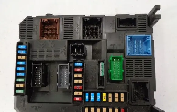 Peugeot 2008 I Fuse module 9819850080