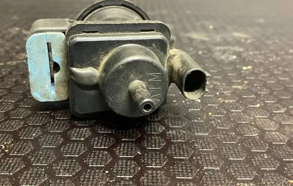 Mercedes-Benz S W220 Turbo solenoid valve a0005450527