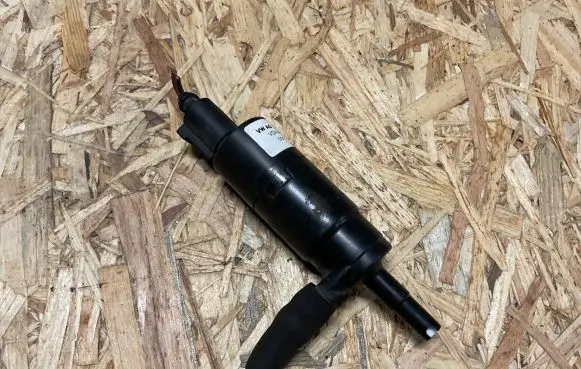 Volkswagen Touareg I Headlight washer pump 3B0955681 001005