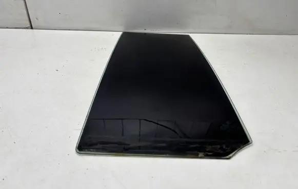 Volkswagen Touran II Rear vent window glass 43R001057