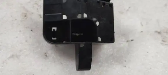 Nissan Leaf II (ZE1) Rear bumper mounting bracket