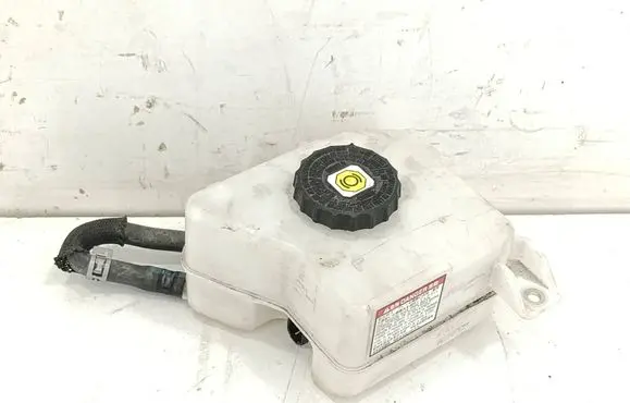 Toyota Sienna XL40 IV Brake fluid reservoir 