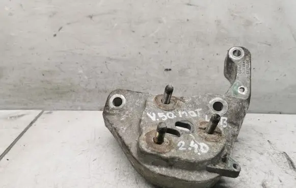 Engine mounting bracket