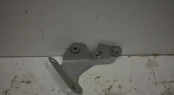 Audi Q7 4L Fender mounting bracket 4L0821136