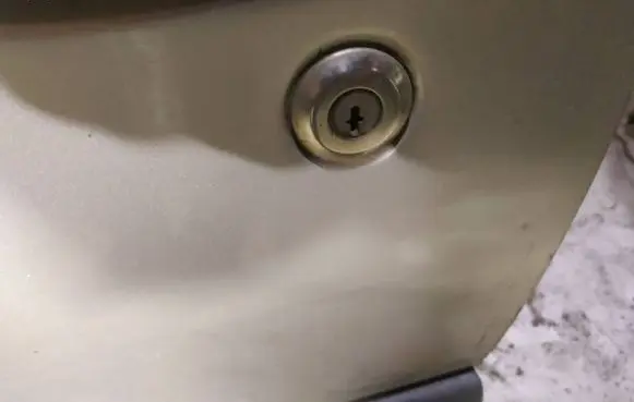 Citroen Xsara Picasso Front door lock (next to the handle) 