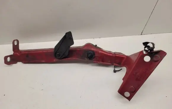 Audi A4 S4 B8 8K Fender mounting bracket 8K0821135B