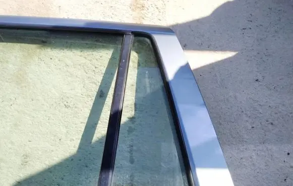 Rear vent window glass