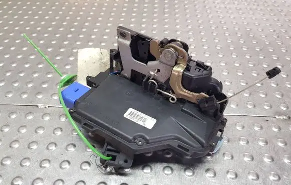 Volkswagen Golf V Front door lock S27698934 3D1837016