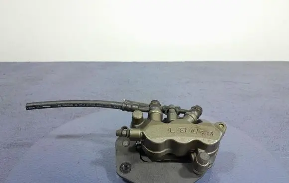 AC 428 Front brake caliper 